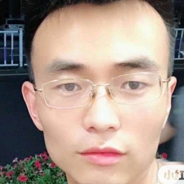 自由蹙眉柜子的照片