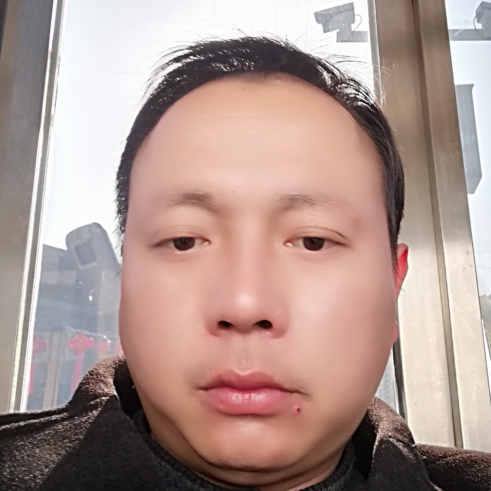 灼热蹙眉店员的照片