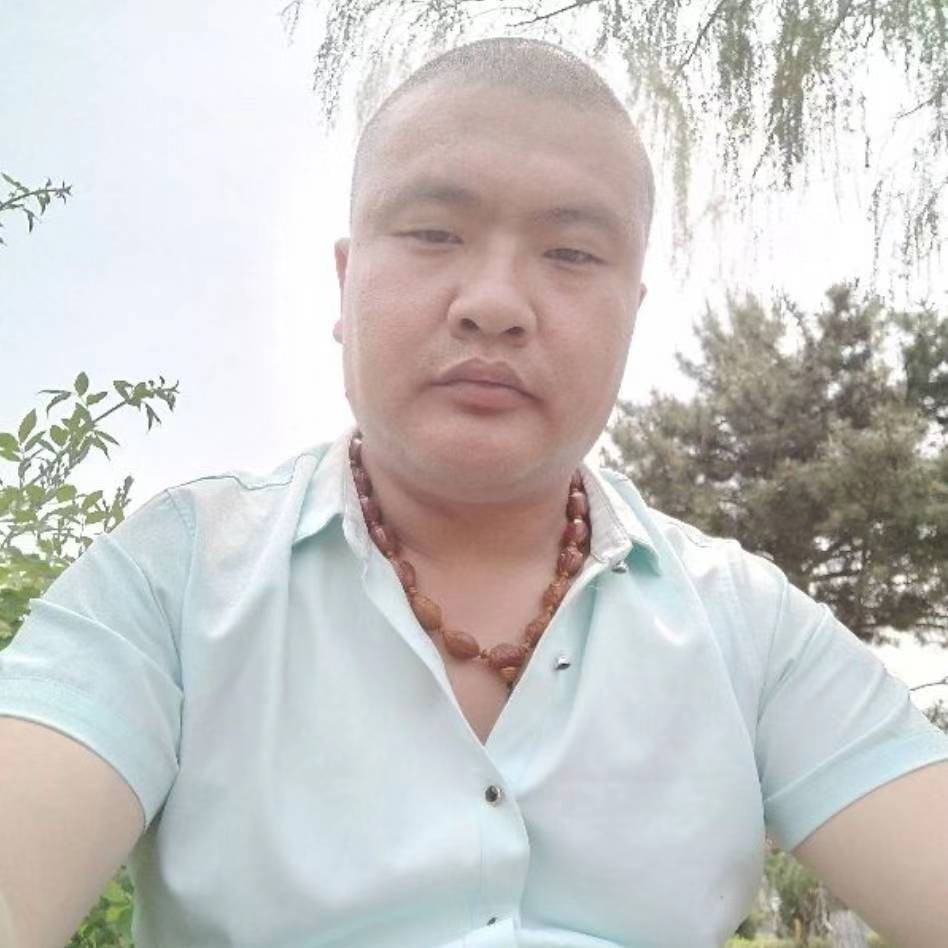 长情踢草莓的照片