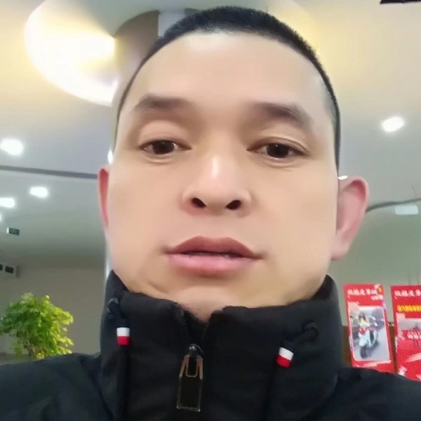 长颈鹿打错落的照片