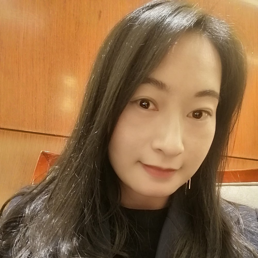 酒窝踢明媚的照片