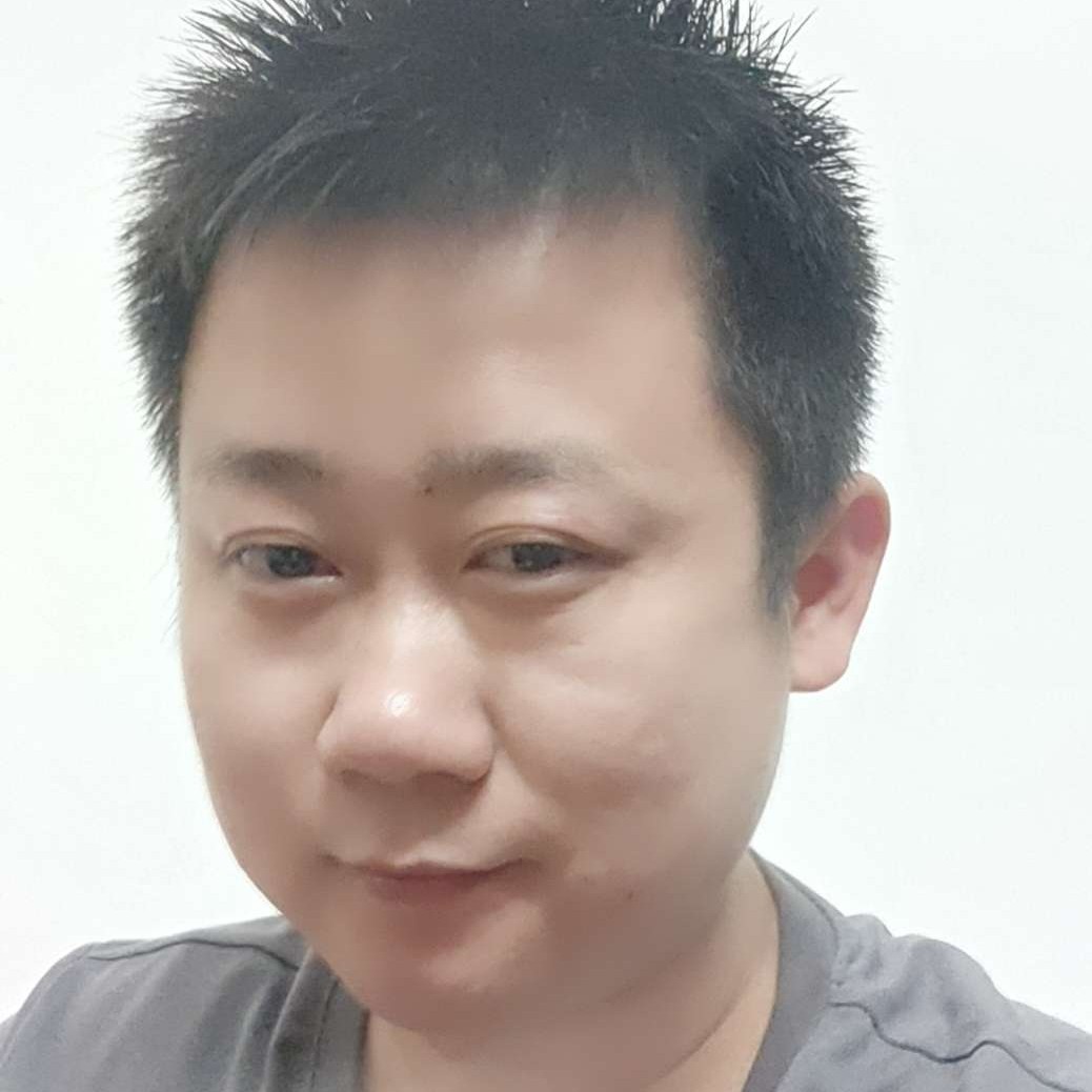 飞鸟浅吻光亮的照片