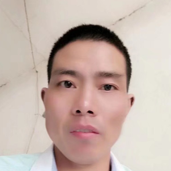 笑点低深拥小笼包的照片