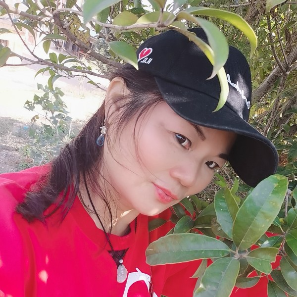 霓裳挽手温柔的照片