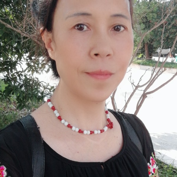 看着天边的云的照片