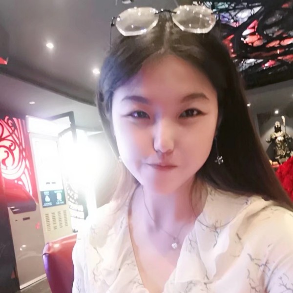 爱吃零食的小姑娘的照片