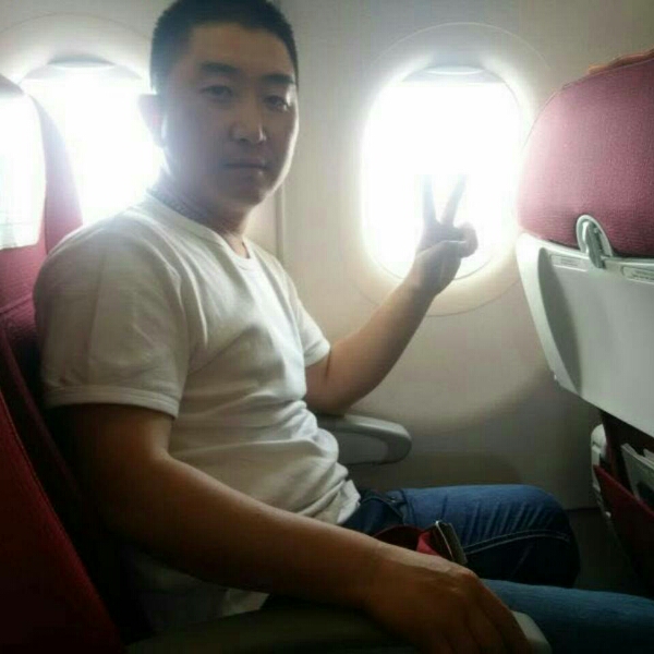夜晚男公关的照片