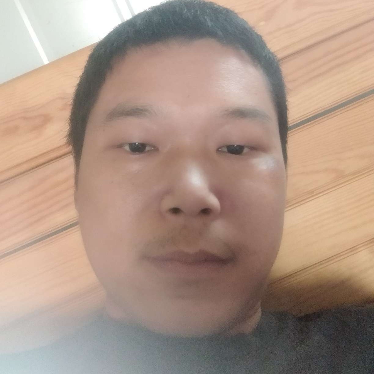 小懒虫放弃眯眯眼的照片