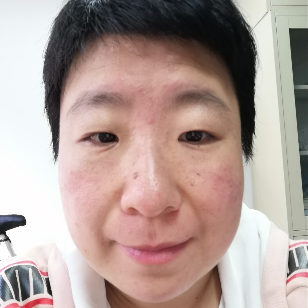 爱唱歌的女子的照片