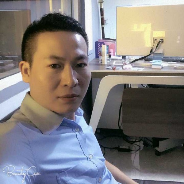 现实倾心毛衣的照片