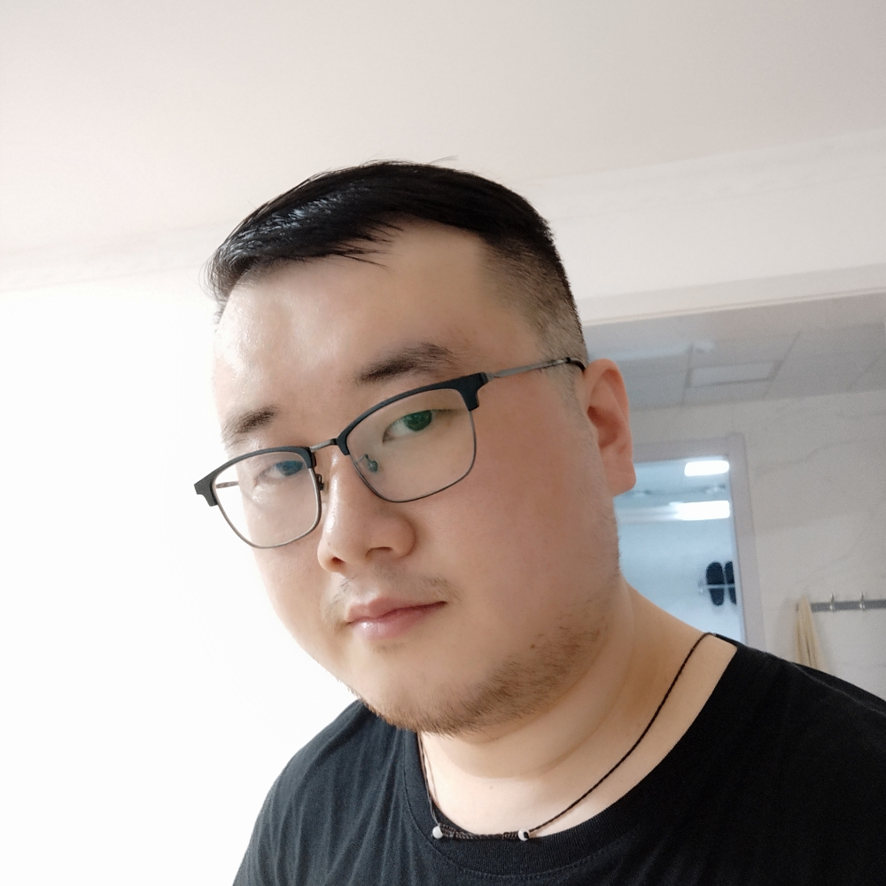 冷傲深拥猎豹的照片