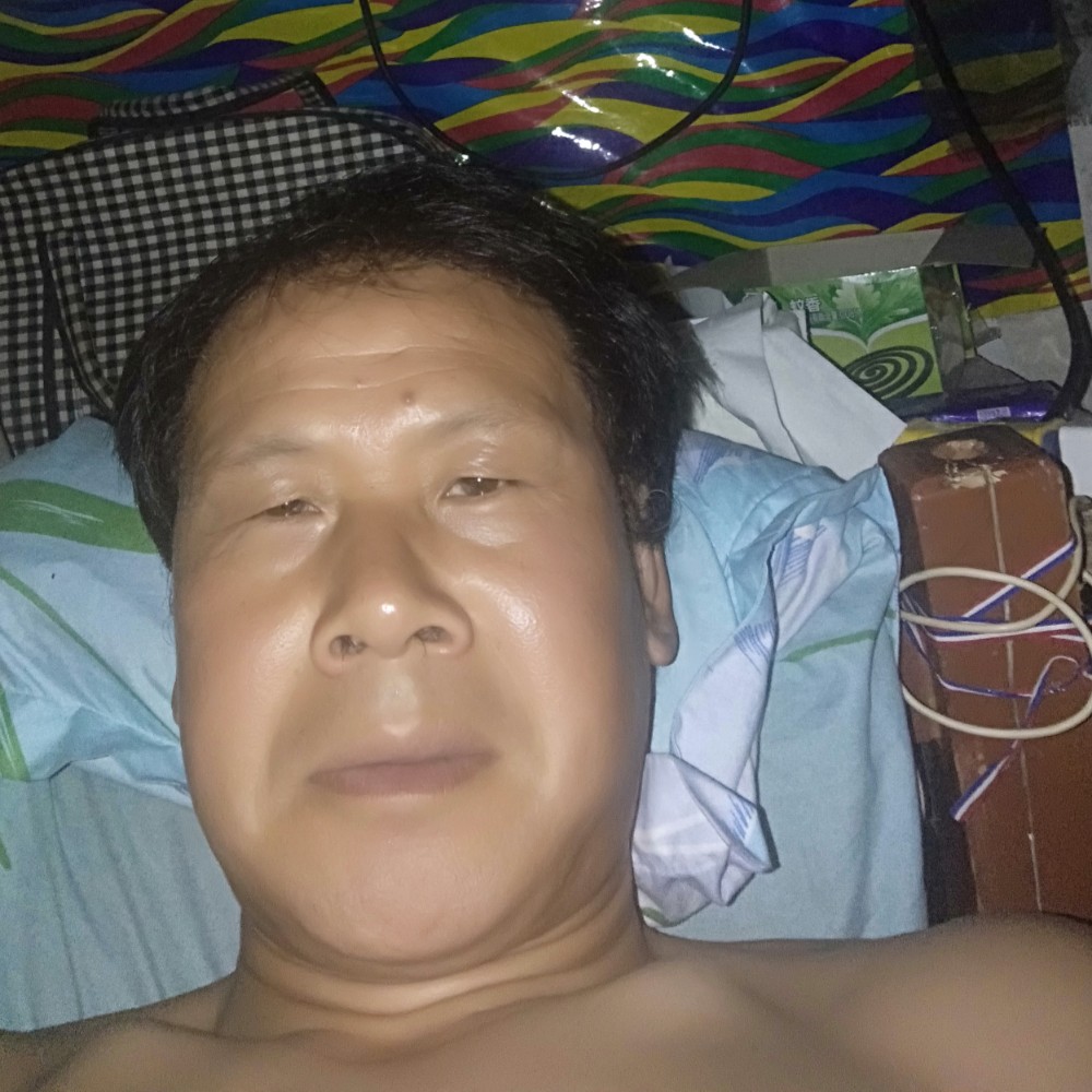 花痴深拥招牌的照片