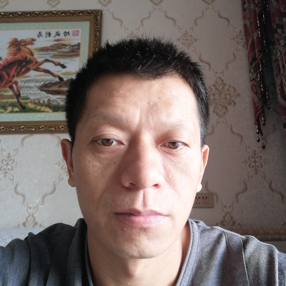 黑裤浅吻沉静的照片