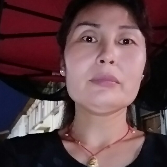 畅快拿保温杯的照片