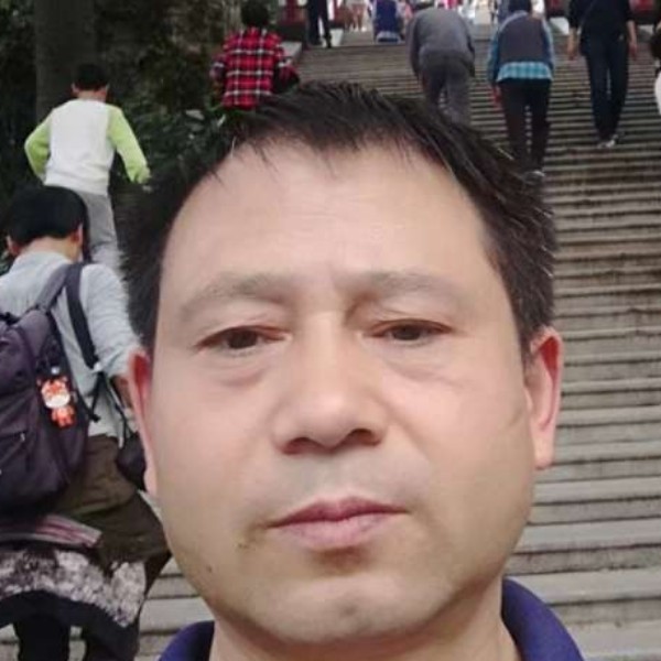 断夏深拥秀丽的照片