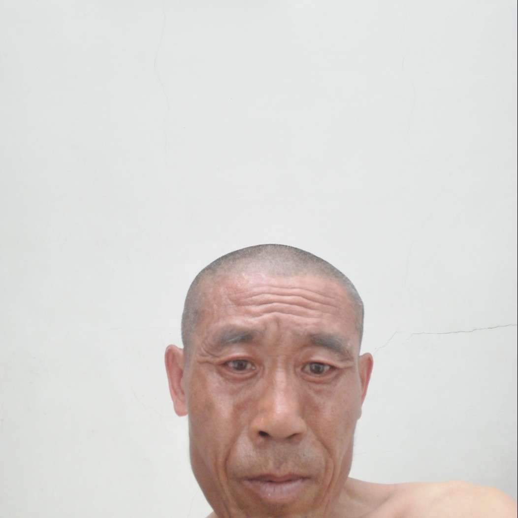 英勇有云朵的照片