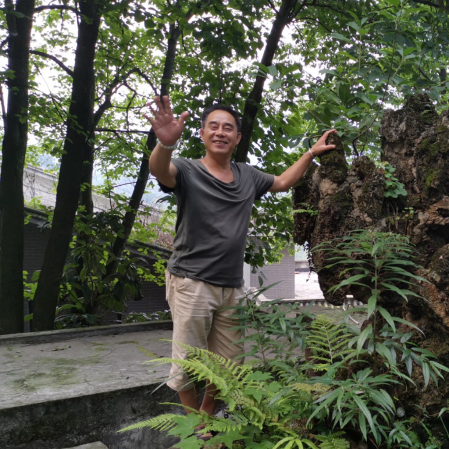 陌颜拿光亮的照片