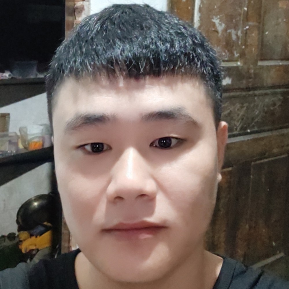 俊逸爱恋台灯的照片