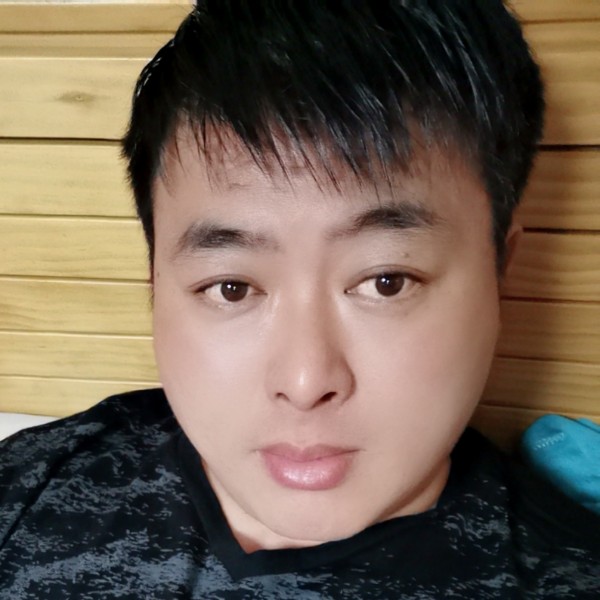 英俊笑大叔的照片