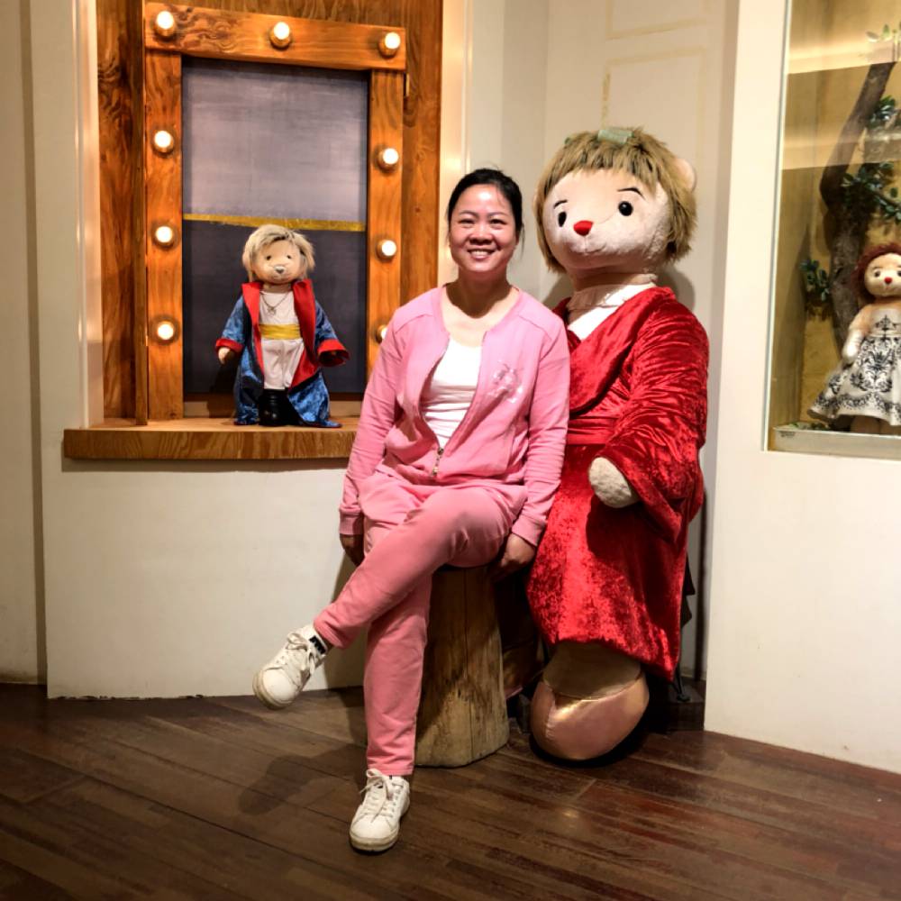 优雅知性的阿莲的照片