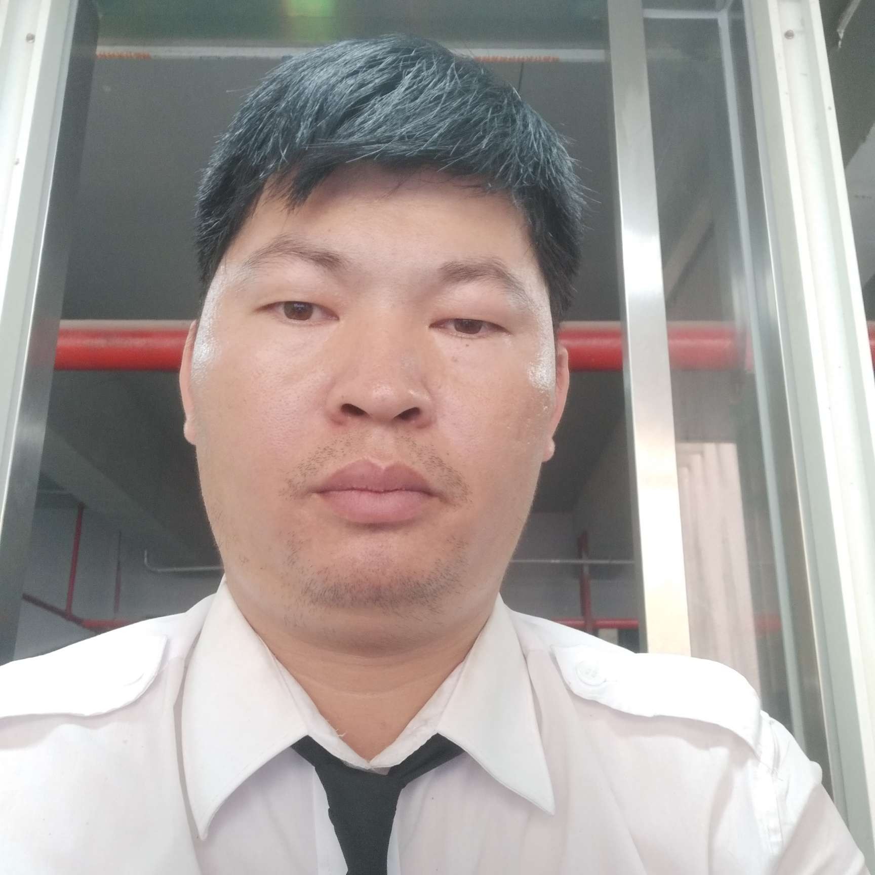 怡然浅吻奇异果的照片