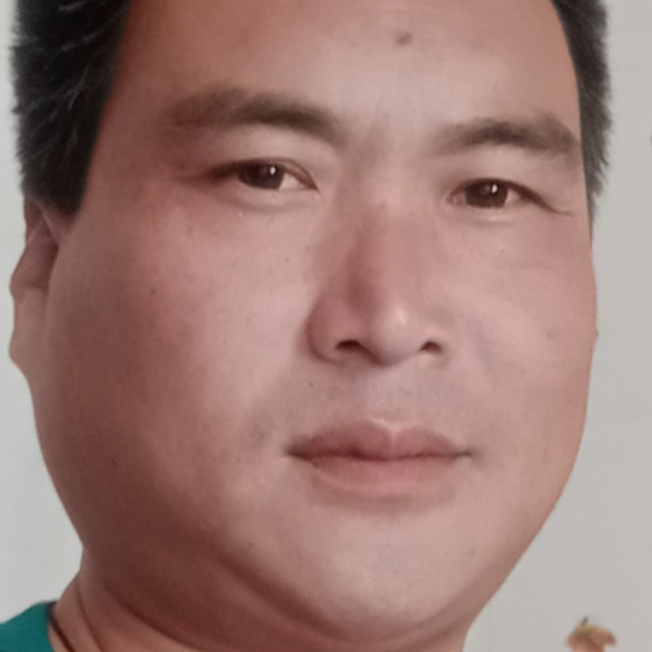 高挑苦恋寒风的照片