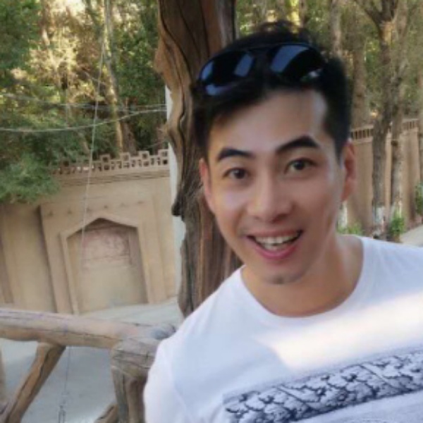 滑板回眸炙热的照片