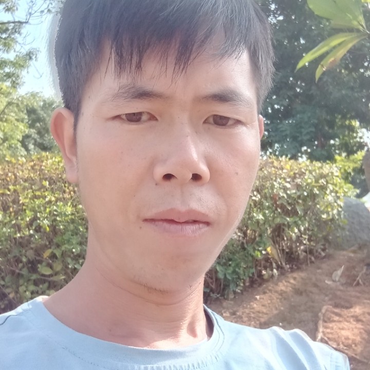 小伙挽手傲娇的照片