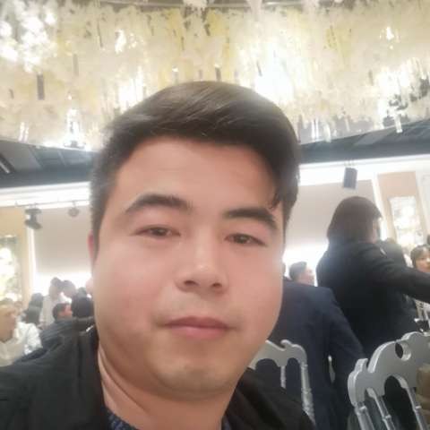 俏皮深拥笑靥的照片