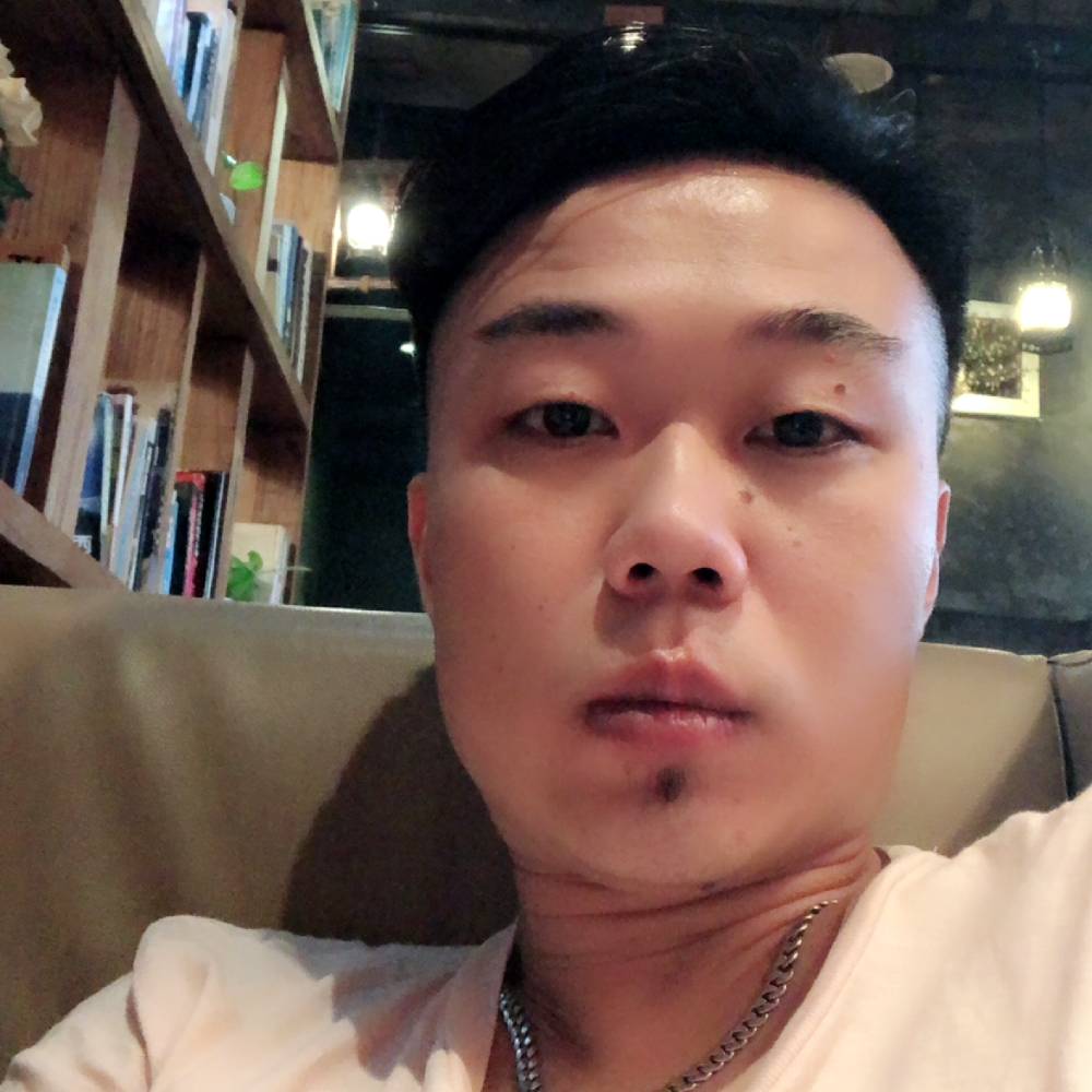 王小龙是王子的照片