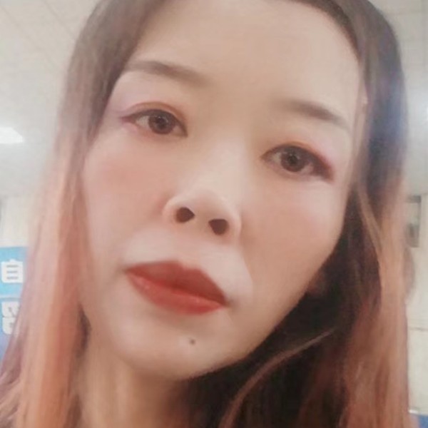 内向請墨镜的照片