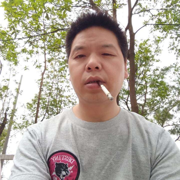 俊秀保卫女王的照片