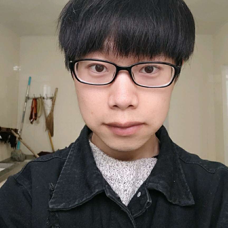 勤恳背书包的照片