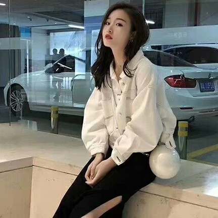 活泼浅吻冷月的照片