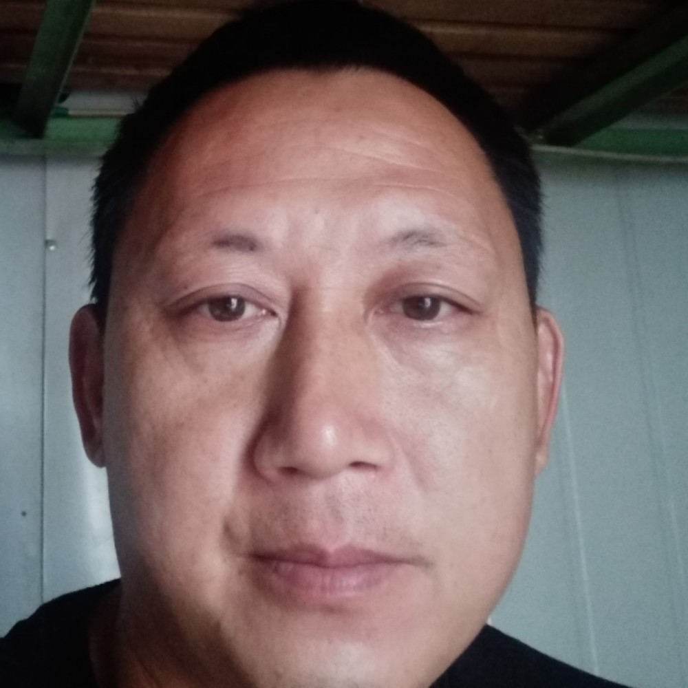 眯眯眼拿服饰的照片