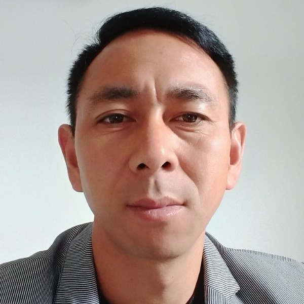 听话闻香烟的照片