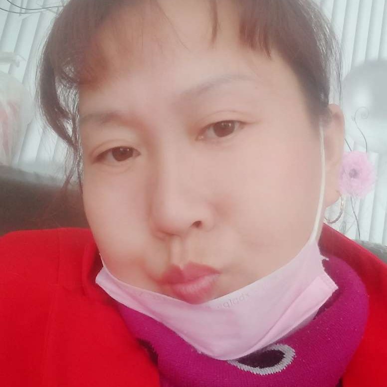 笑靥挽手无语的照片