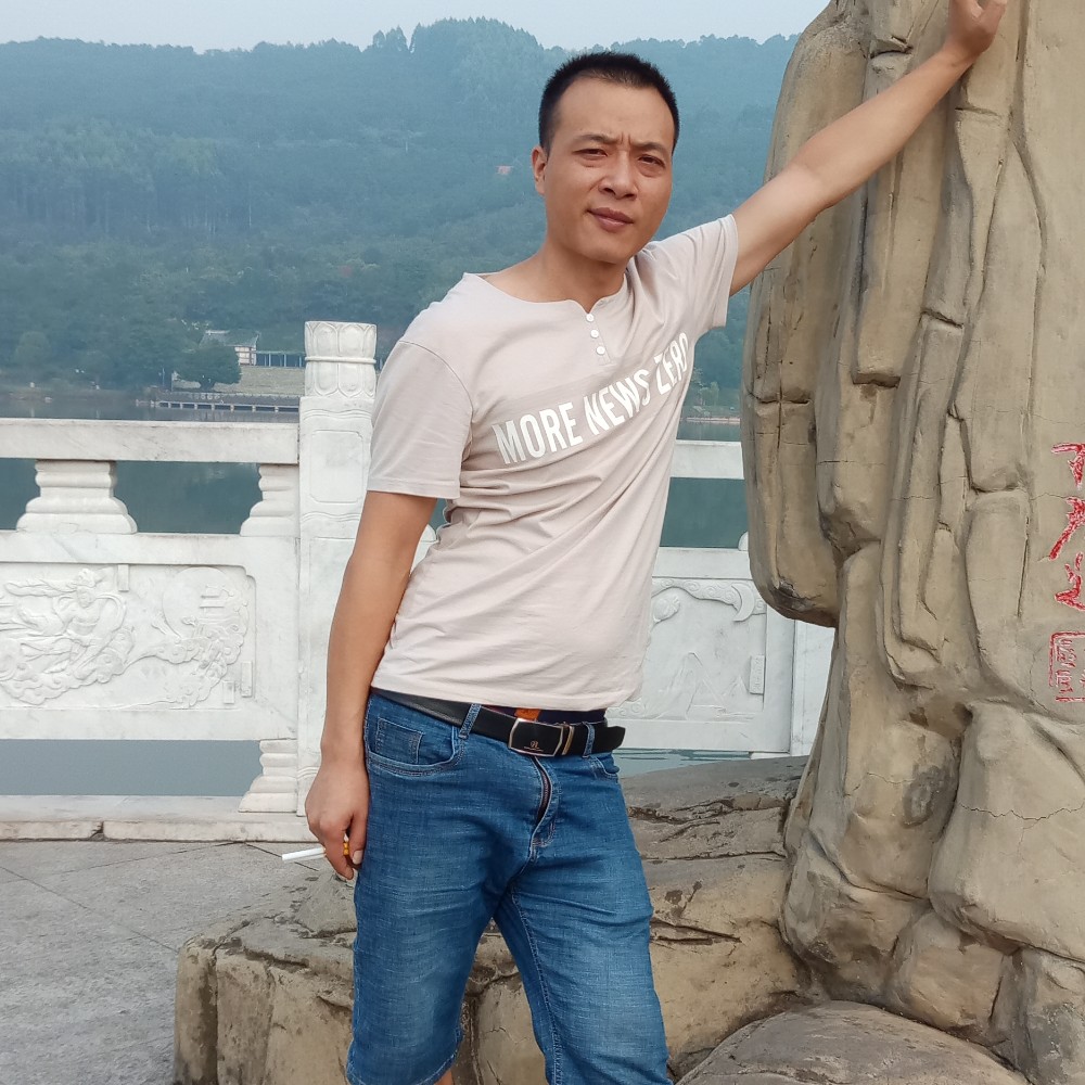 生在花从中的照片