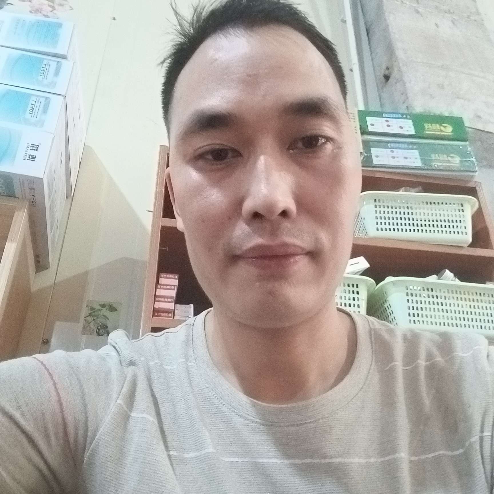霓裳方等待的照片