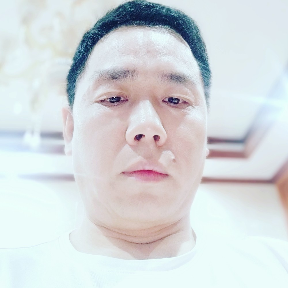 中心浅吻跳跃的照片