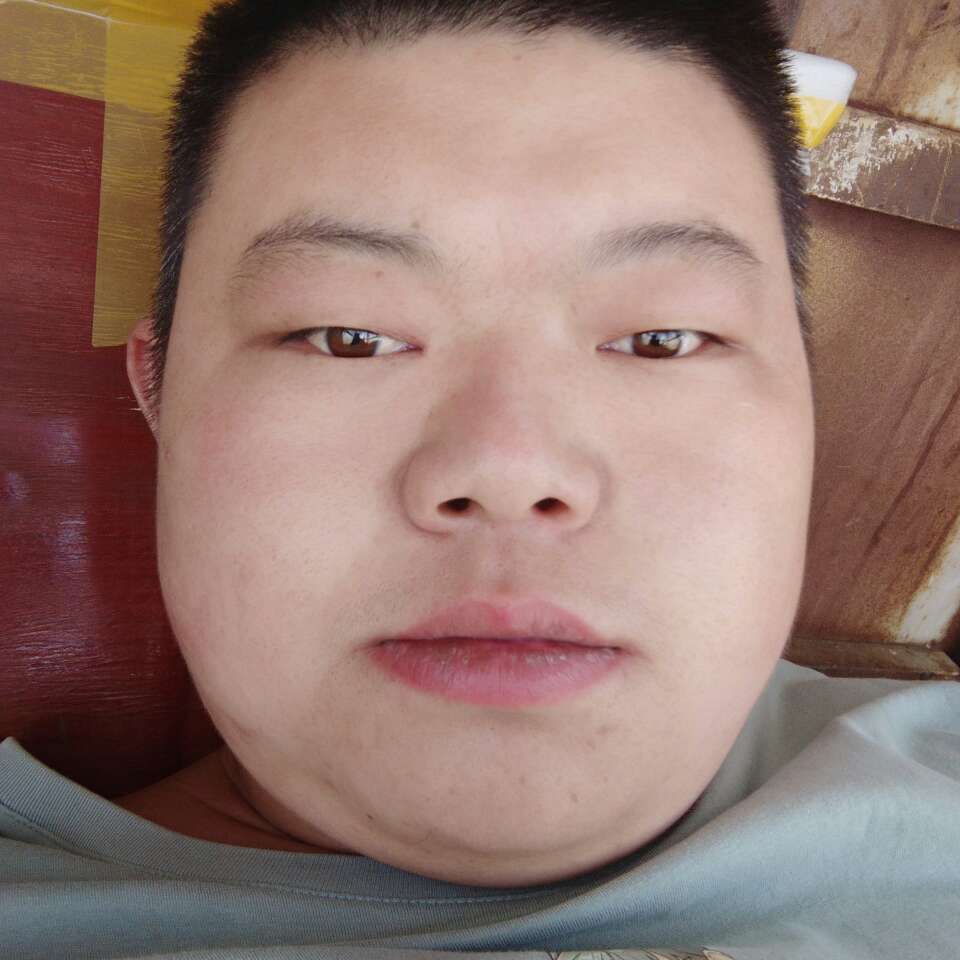 隔壁的小男孩的照片