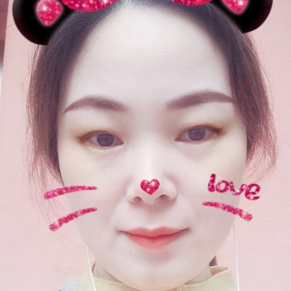萝莉调皮的照片