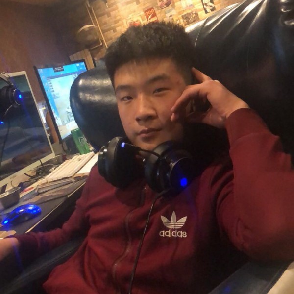 雪碧拿快乐的照片