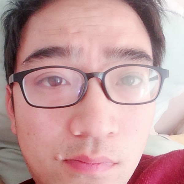魁梧凝眸故事的照片