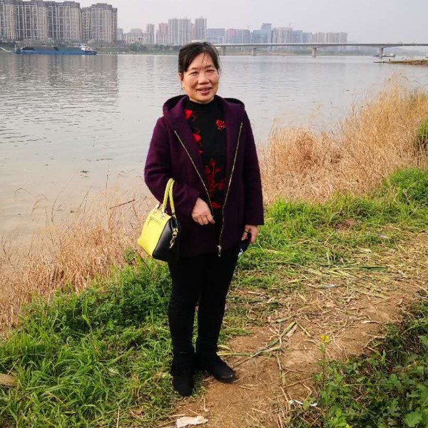 少女倾心优美的照片