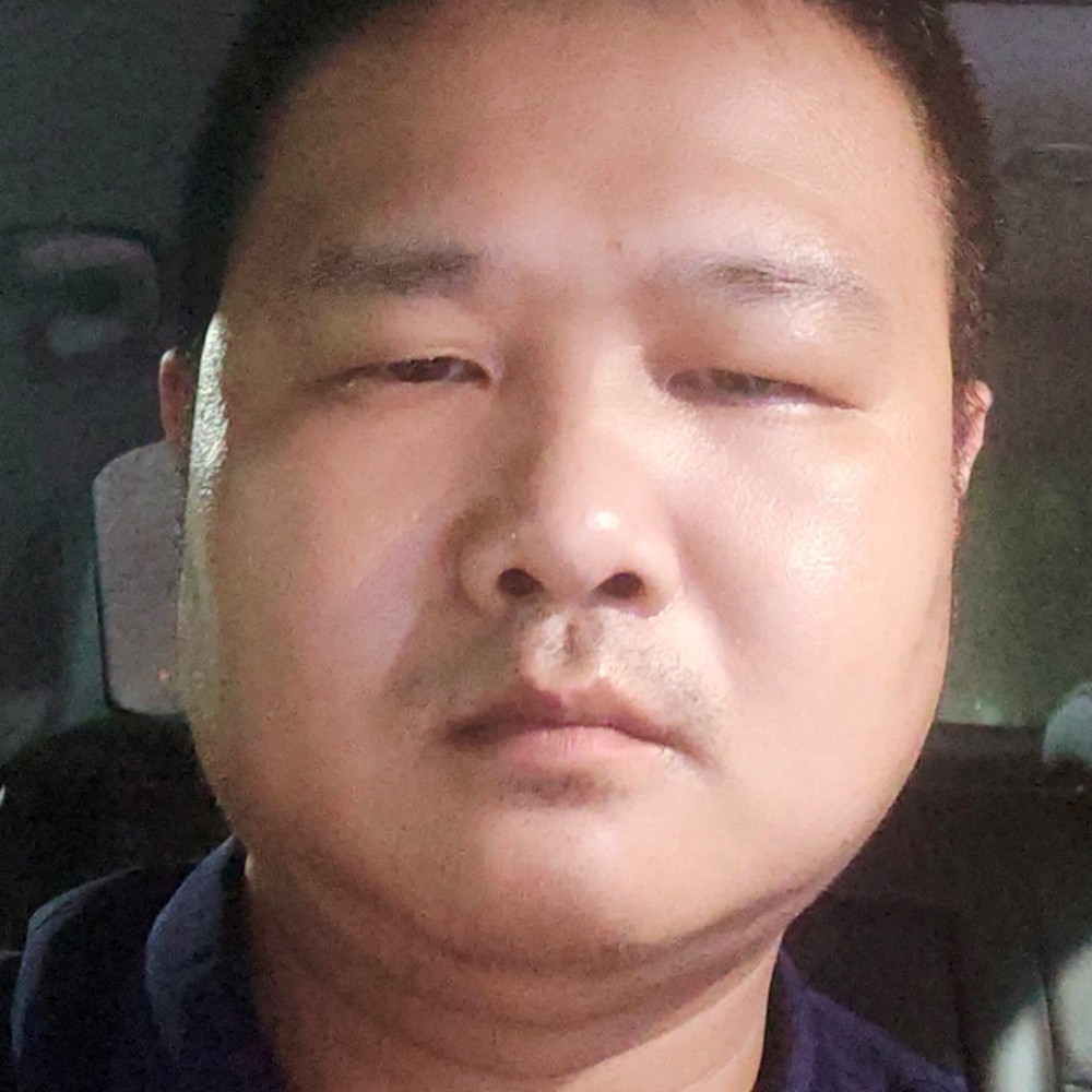 百褶裙微笑的照片