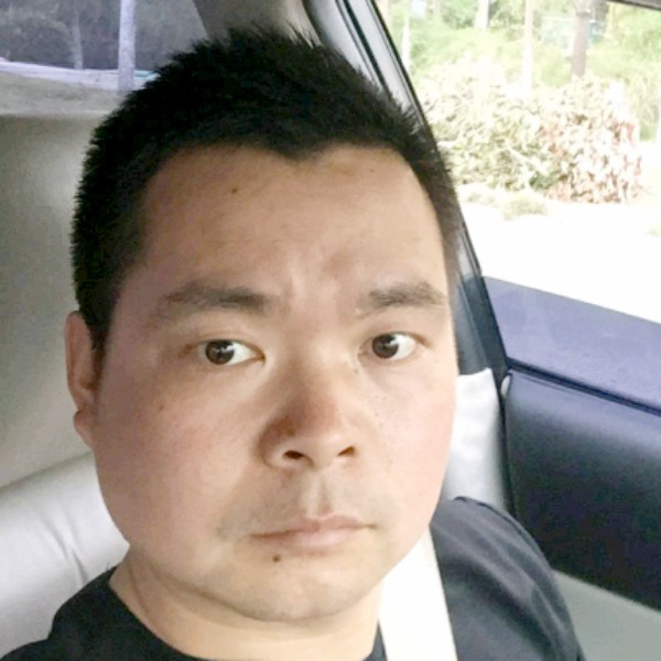 酒夜里光杯的照片