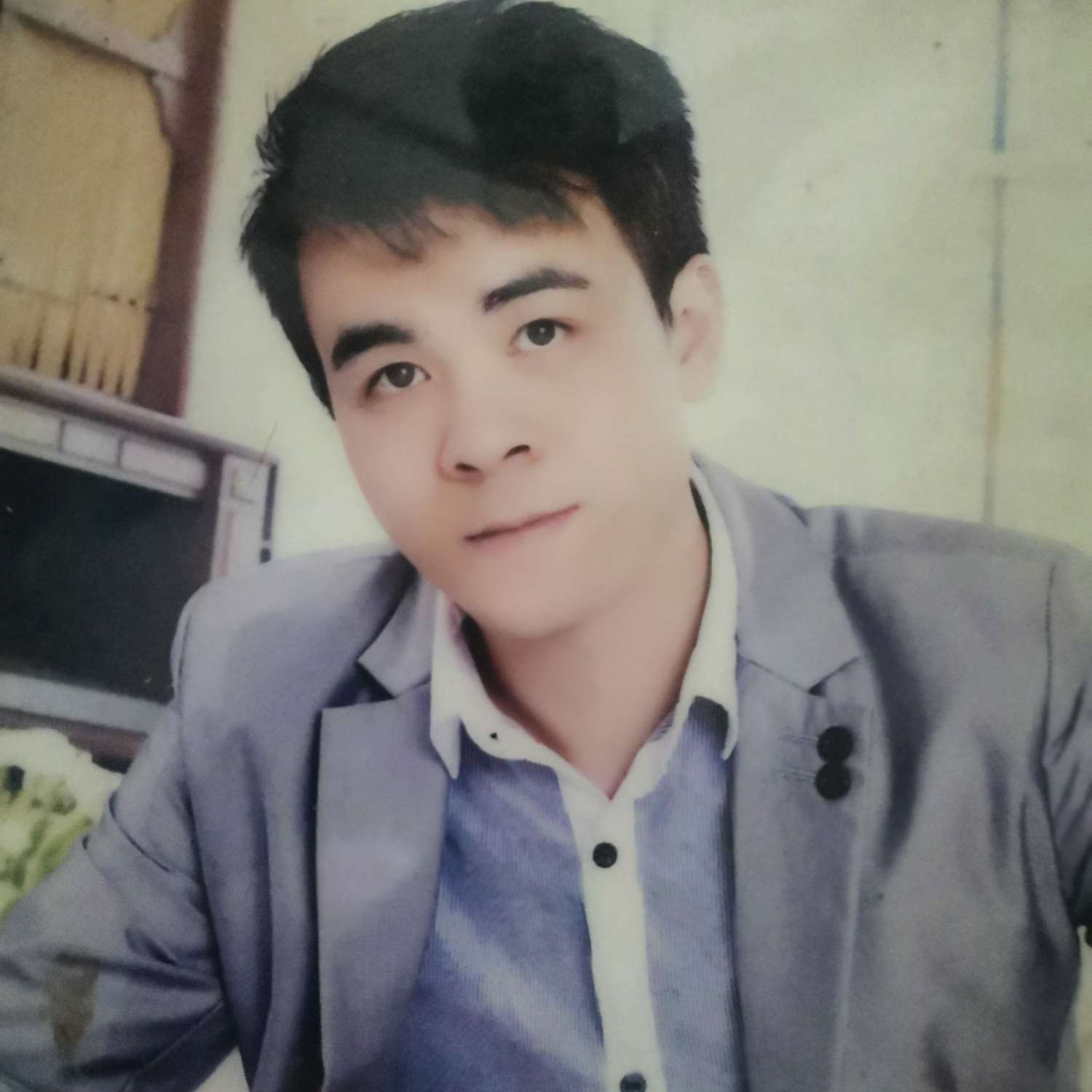 谨慎回首小蘑菇的照片