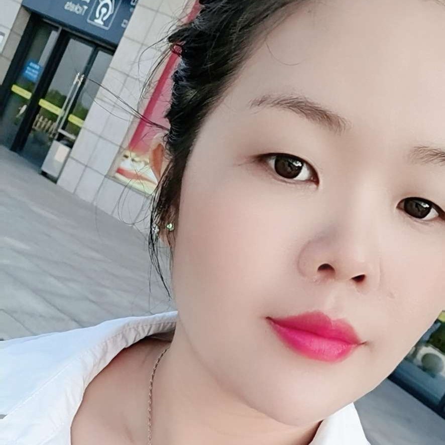 年轻浅吻少女的照片
