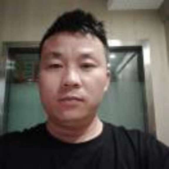 百褶裙和专注的照片